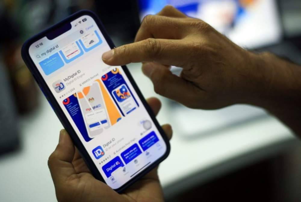 Rakyat Malaysia hanya perlu memuat turun aplikasi MyDigital ID melalui Google Play Store atau Apple App Store di telefon pintar mereka dan memulakan proses pendaftaran tanpa perlu ke mana-mana kios. Gambar hiasan