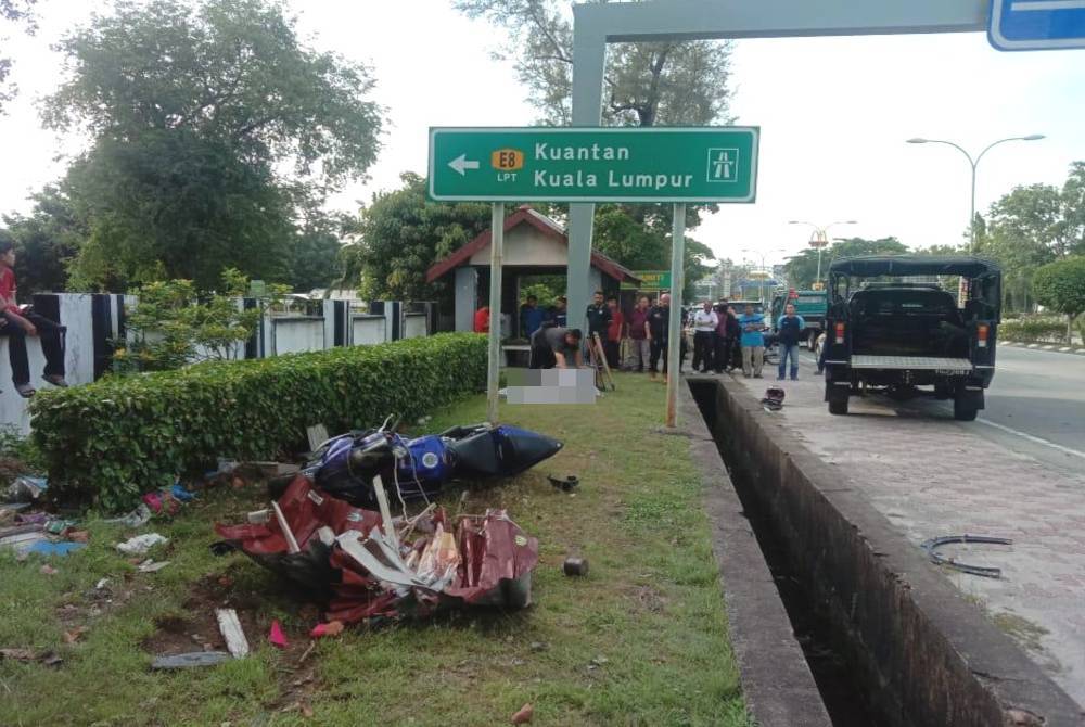 Keadaan motosikal dinaiki mangsa yang terbabas dan melanggar gerai burger selepas bergesel dengan sebuah SUV dalam kejadian di Jalan Sultan Mahmud, pada Jumaat.