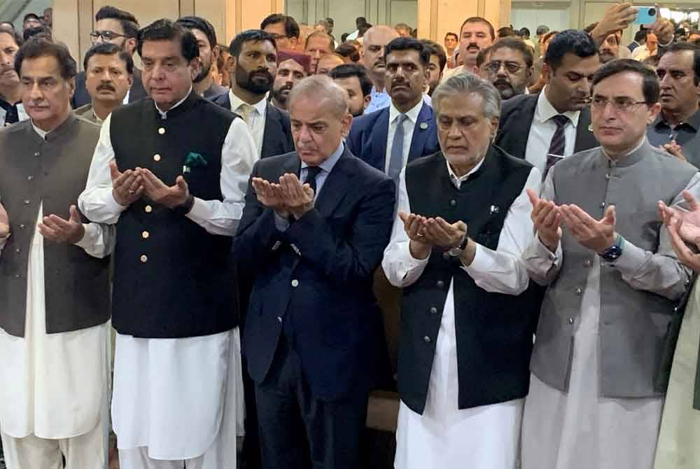 Perdana Menteri Pakistan Shehbaz Sharif (tengah) melakukan solat jenazah di Parlimen di Islamabad pada Jumaat. Foto AFP