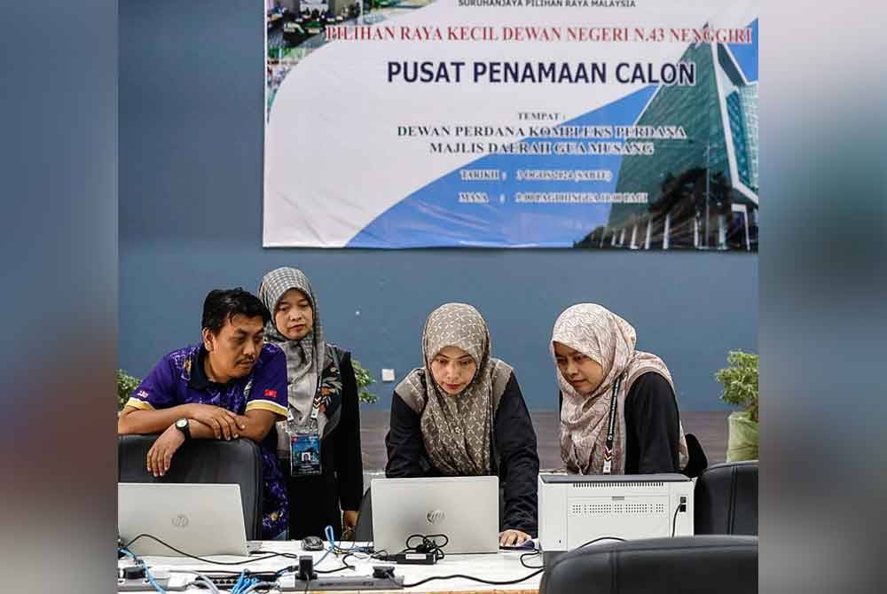 Petugas SPR giat melakukan persiapan menjelang hari penamaan calon PRK DUN Nenggiri di Dewan Perdana, Kompleks Perdana, Majlis Daerah Gua Musang pada Jumaat. Foto Bernama