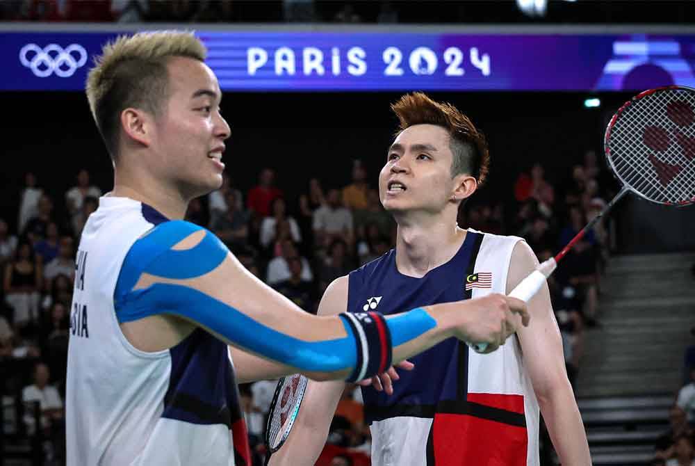 Reaksi beregu lelaki badminton negara Aaron Chia dan Soh Wooi Yik selepas tewas menentang beregu lelaki China Liang Wei Keng dan Wang Chang dalam acara badminton separuh akhir Sukan Olimpik Paris 2024 di Arena Porte De La Chapelle pada Jumaat. Foto Bernama