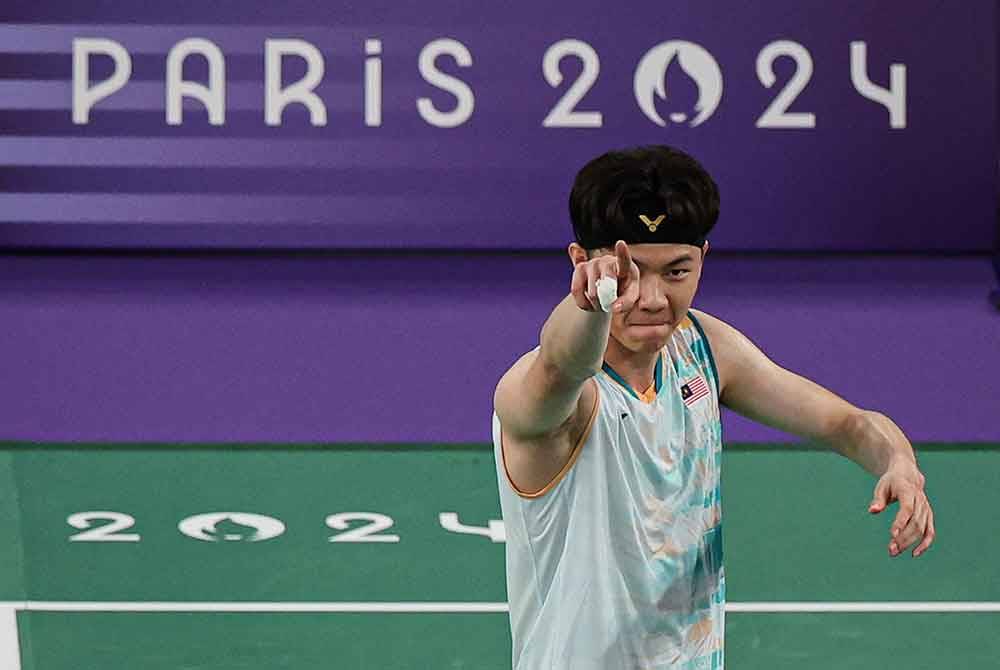 Pemain badminton perseorangan negara, Lee Zii Jia ketika beraksi menentang pemain Denmark,Anders Antonsen dalam acara badminton suku akhir lelaki Sukan Olimpik Paris 2024 di Arena Porte De La Chapelle pada Sabtu.Foto Bernama