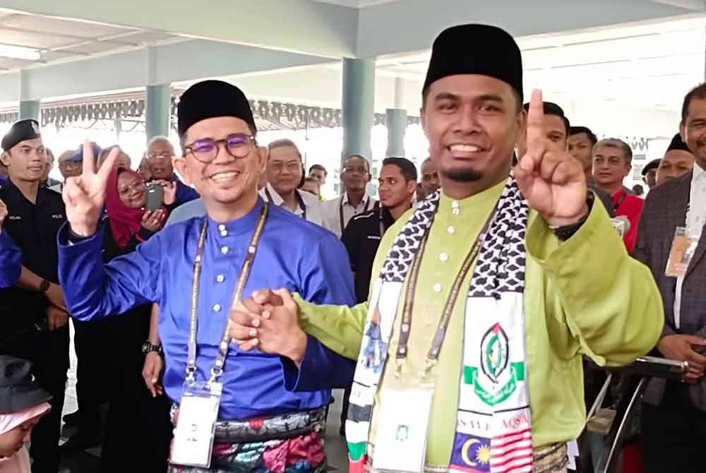 Mohd Azmawi (kiri) dan Mohd Rizwadi (kanan) semasa menyerahkan borang pencalonan di Pusat Penamaan Calon di Dewan Perdana, Kompleks Perdana, Majlis Daerah Gua Musang pada Sabtu