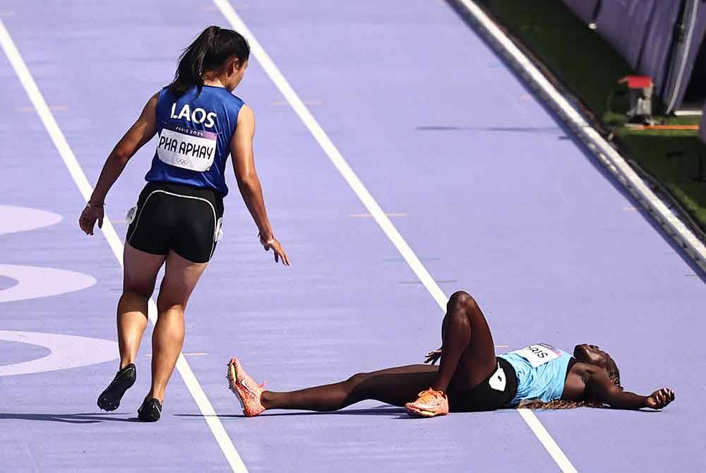 Moris (kanan) mengalami kecederaan pada aksi 100 m wanita. Foto AFP