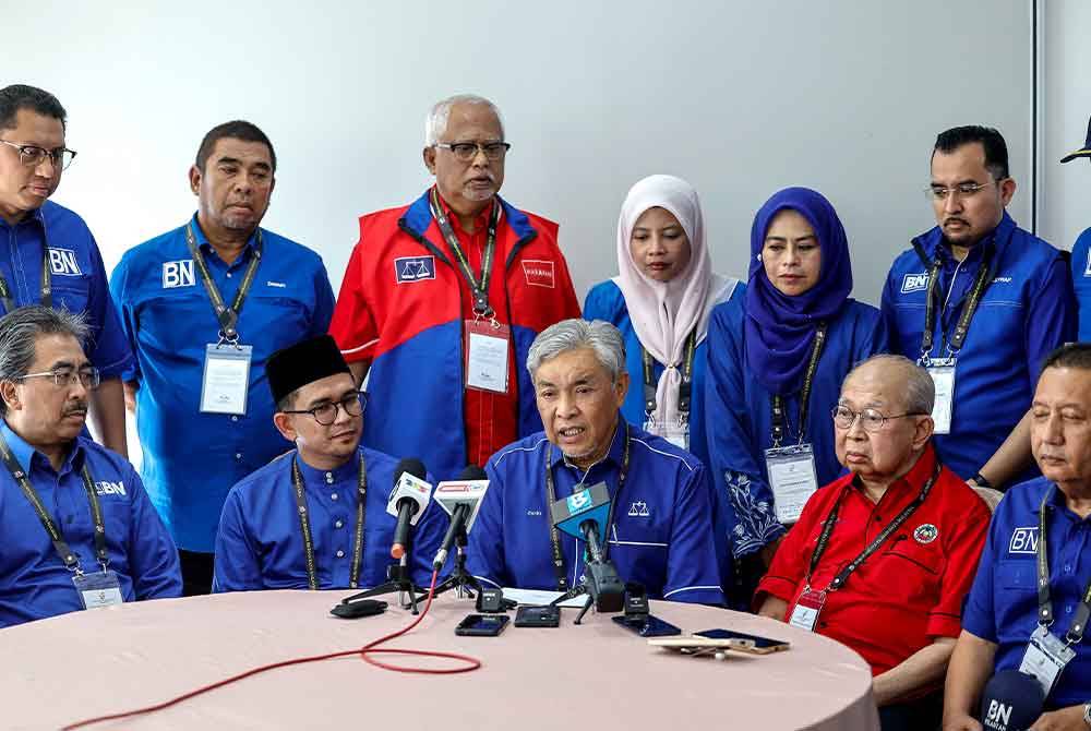 Pengerusi Barisan Nasional, Datuk Seri Dr Ahmad Zahid Hamidi bersama calon BN, Mohd Azmawi Fikri Abdul Ghani (duduk,dua,kiri) ketika sidang media selepas menghantar borang percalonan di Pusat Penamaan Calon bagi PRK DUN Nenggiri yang bertempat di Dewan Perdana Kompleks Perdana Majlis Daerah Gua Musang pada Sabtu. Foto Bernama