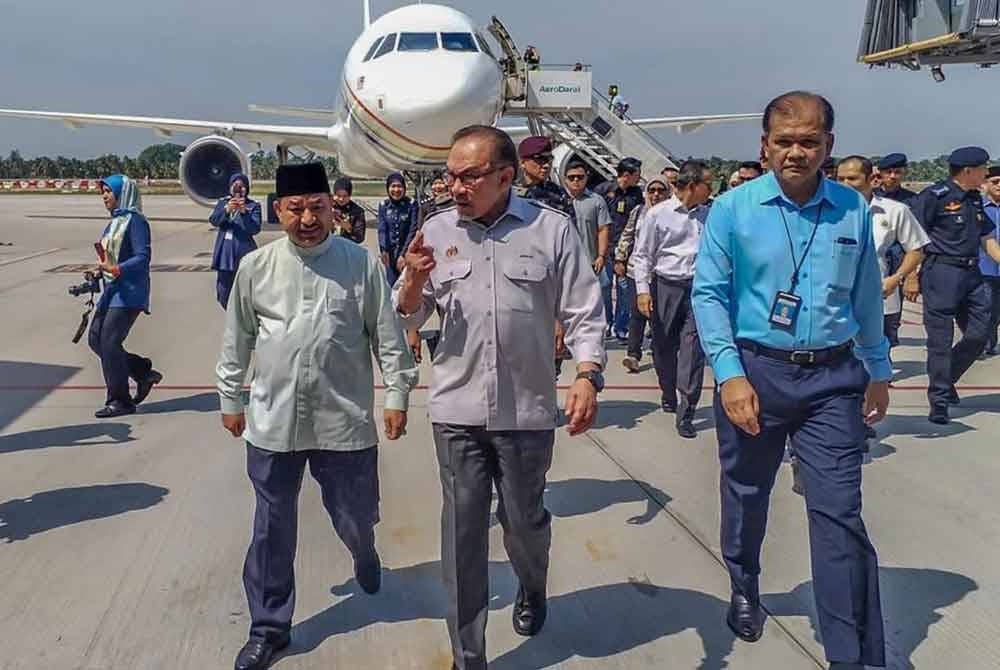 Anwar (tengah) tiba di Kelantan pada Sabtu untuk lawatan kerja di Rantau Panjang dan Sungai Golok. Foto Facebook Nassuruddin