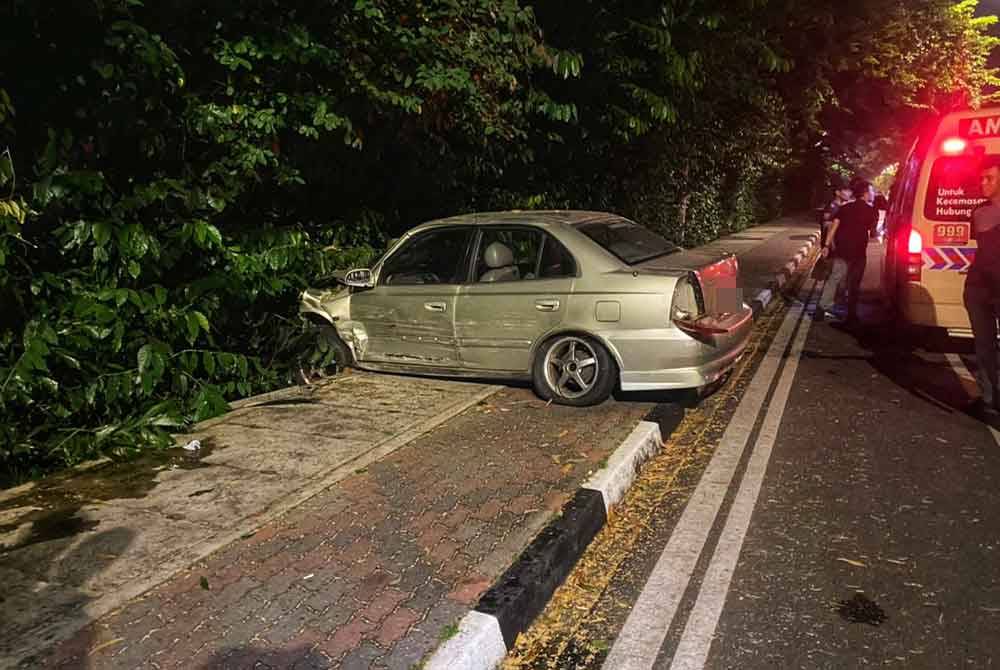 Sebuah kereta hilang kawalan dan terbabas lalu merempuh dua lelaki yang berjoging di laluan pejalan kaki.