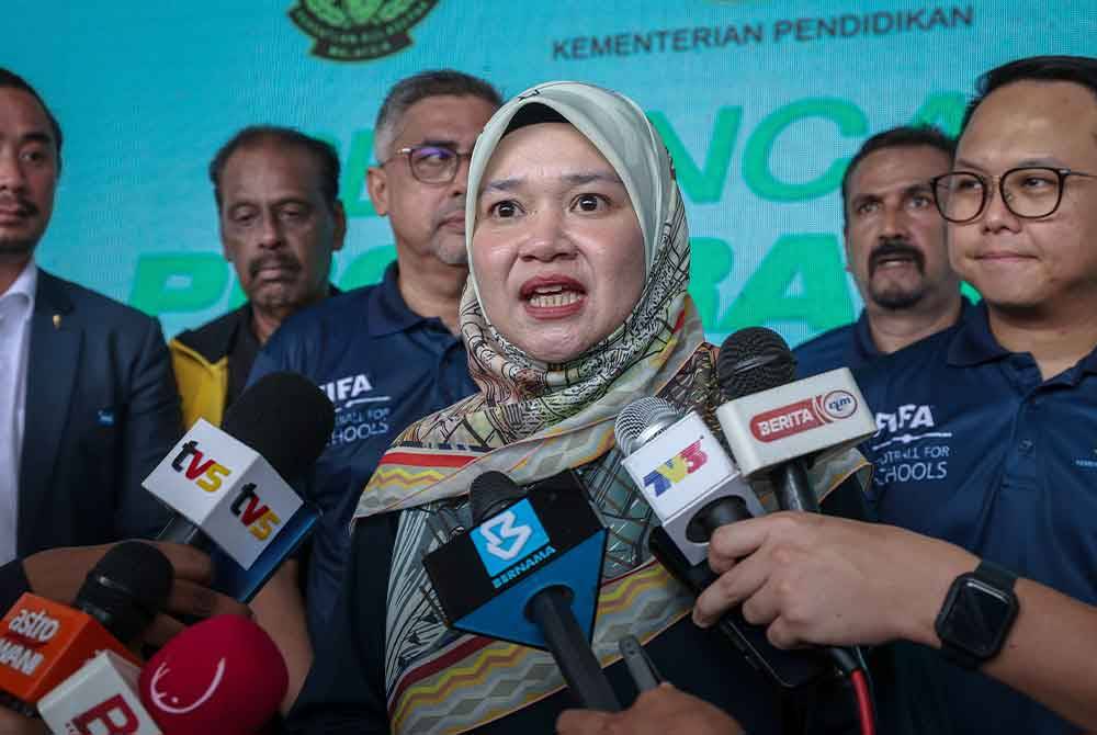 Menteri Pendidikan, Fadhlina Sidek ketika sidang media selepas Pelancaran Program FIFA ‘Footbal For School & Woman Football’ di padang Sekolah Menengah Kebangsaan (SMK) Tasek pada Sabtu. Foto Bernama