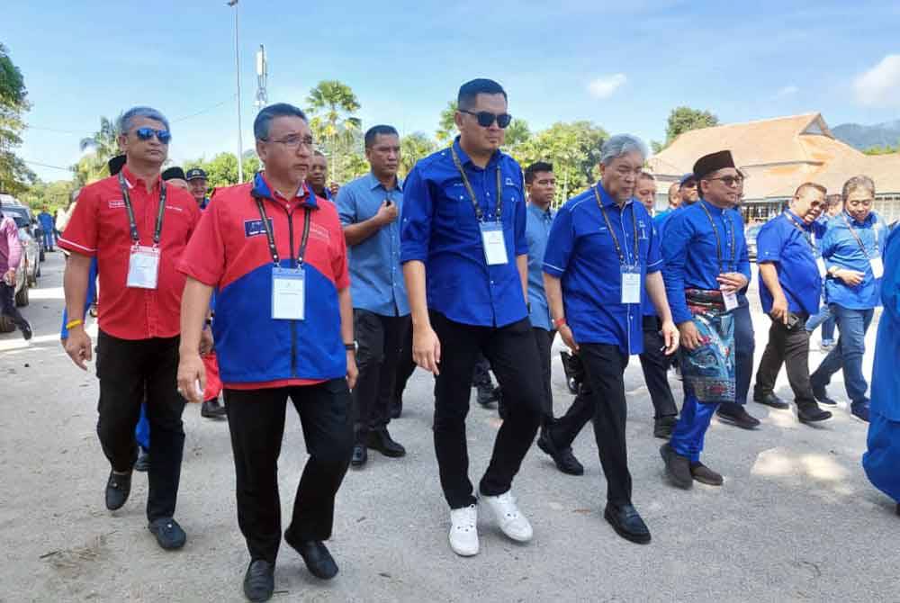 Ahmad Zahid (empat dari kanan) selepas berakhir proses penamaan calon PRK Nenggiri di Dewan Perdana, Kompleks Perdana, Majlis Daerah Gua Musang di sini pada Sabtu.