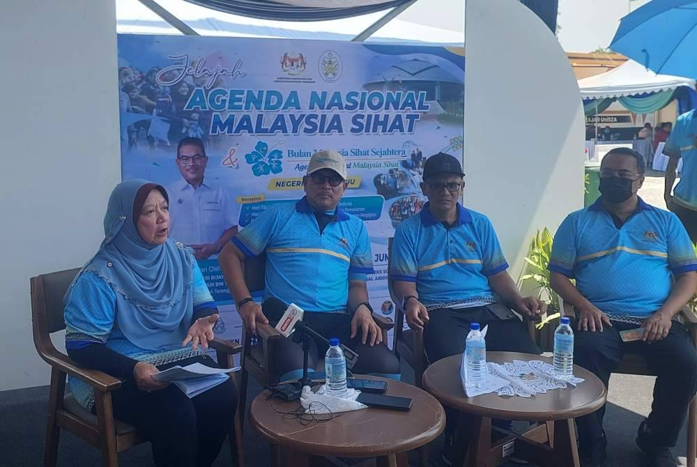 Tengku Farok Hussin (dua dari kiri) ketika sidang akhbar selepas program Jelajah Agenda Nasional Malaysia Sihat di pekarangan Stadium Sultan Mizan Zainal Abidin pada Sabtu.