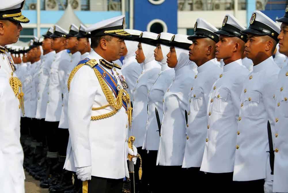 Saiful Lizan ketika melakukan pemeriksaan Majlis Perbarisan Tamat Latihan Laskar Kelas II Maritim Malaysia hari ini. - Foto: Maritim Malaysia