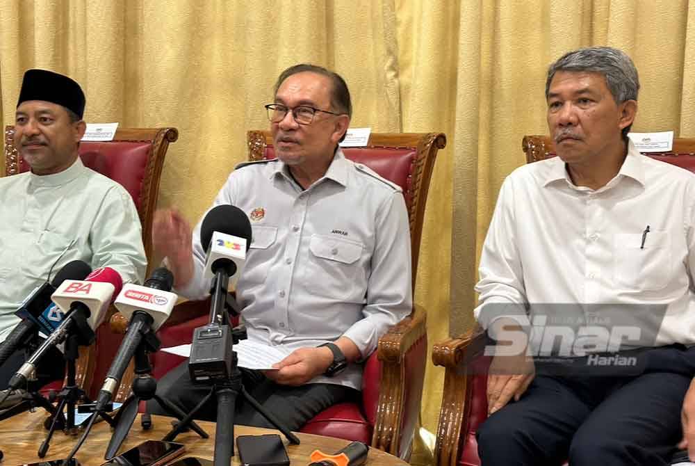 Anwar (tengah) pada sidang media sempena Lawatan Kerja Perdana Menteri ke Rantau Panjang, Kelantan dan Sungai Golok, Narathiwat, Thailand, pada Sabtu.