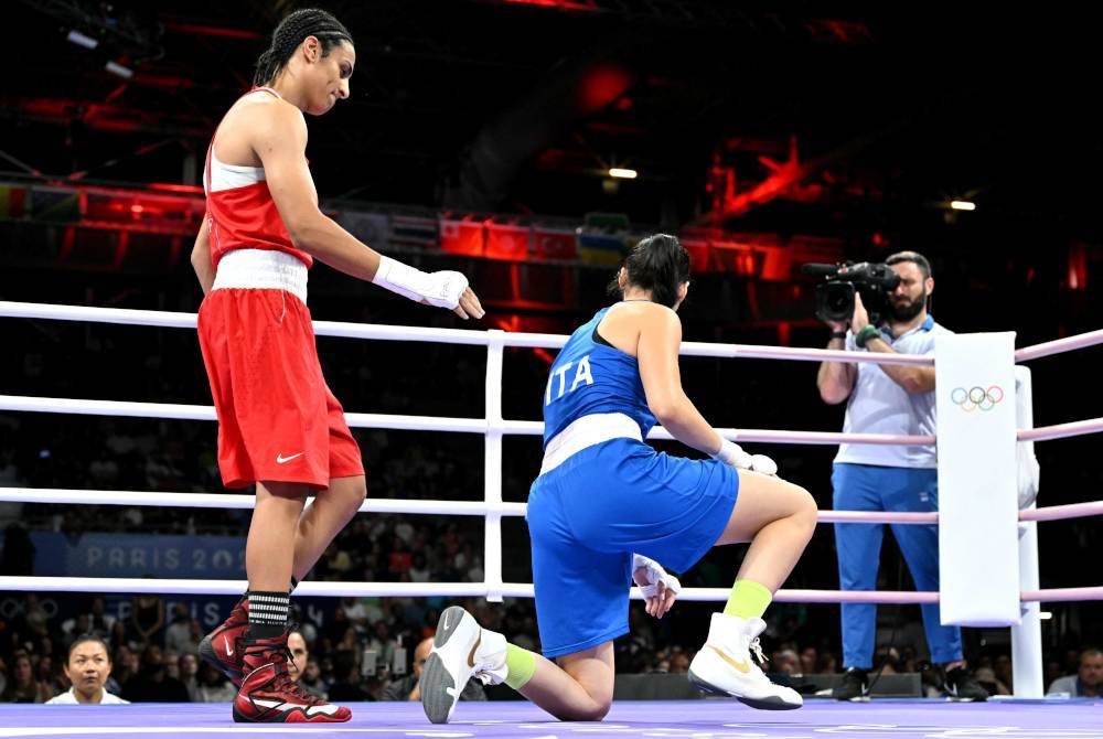 Angela Carini menarik diri daripada pertarungannya melawan Imane Khelif dari Algeria selepas 46 saat yang mencetuskan kontroversi besar di Sukan Olimpik Paris. Foto AFP