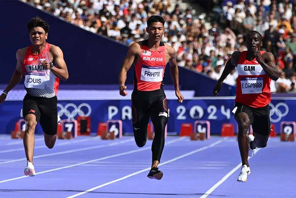 Marc Brian Louis dari Singapura, Muhammad Azeem dan Ebrahima Camara dari Gambia bersaing dalam acara saringan 100m lelaki acara olahraga di Sukan Olimpik Paris 2024. Foto AFP