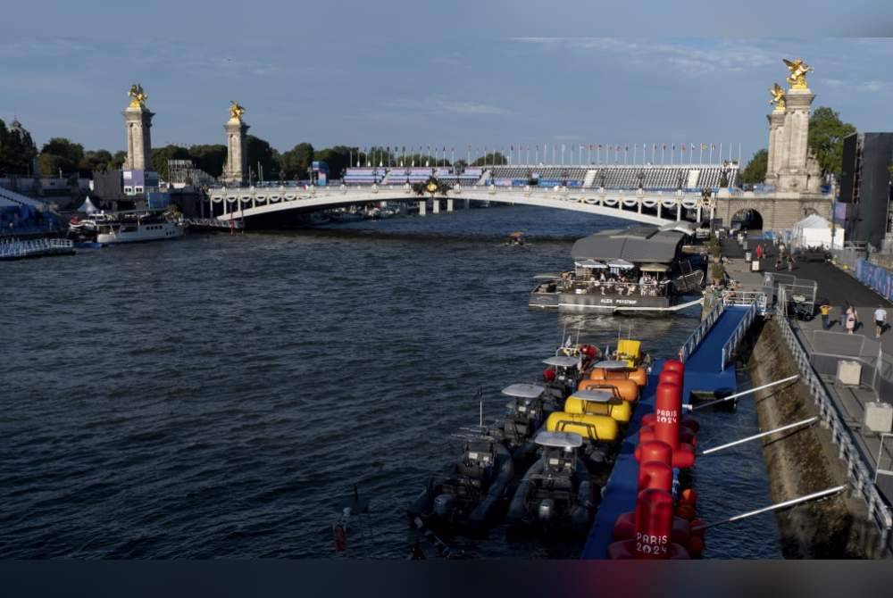 Latihan bagi acara triatlon berpasukan campuran Sukan Olimpik 2024 yang dijadualkan pada Isnin di Sungai Seine terpaksa dibatalkan susulan kualiti air yang merosot. Foto Agensi