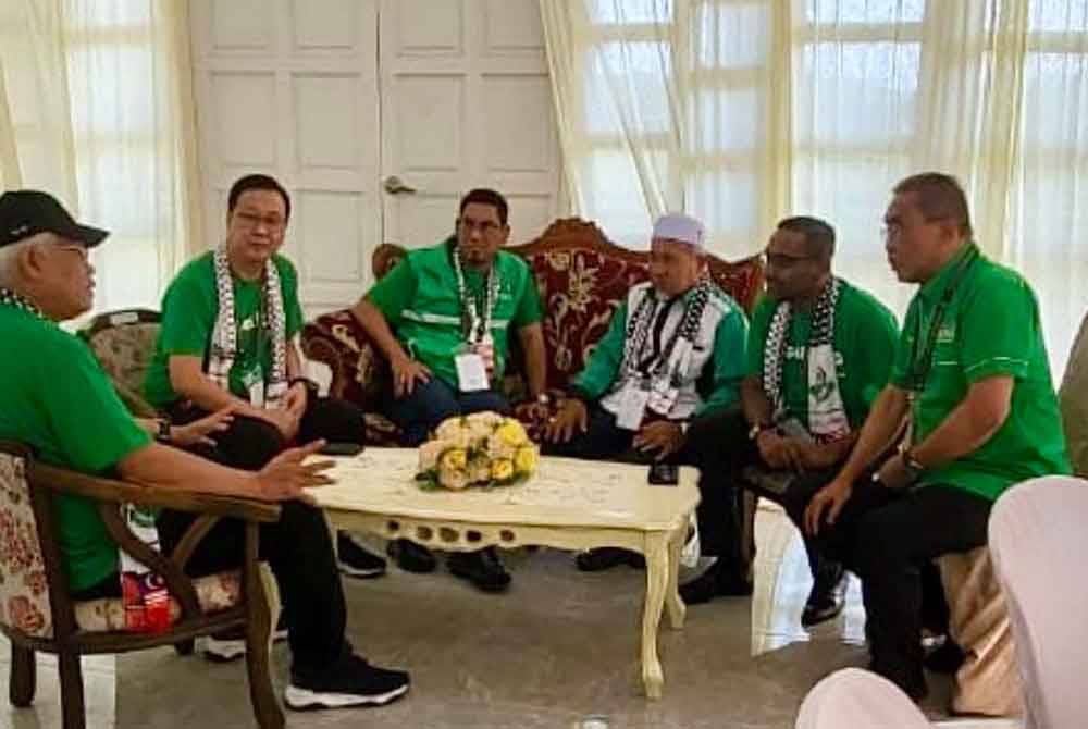 Antara pemimpin PN dilihat sedang mengadakan perbincangan antaranya Tuan Ibrahim, Takiyuddin serta Dominic. - Foto: FB Hamzah