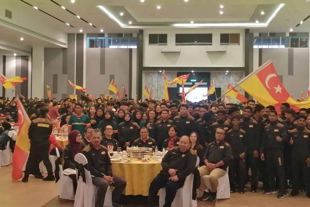 Amirudin (tengah) bergambar bersama barisan atlet Selangor pada Majlis Penyerahan Bendera Kontinjen Negeri Selangor ke Sukma XXI, Sarawak 2024 di Dewan Raja Muda Musa, Seksyen 7 pada Sabtu.