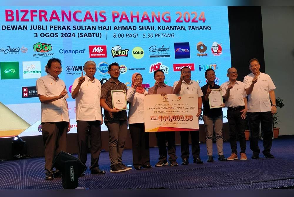 Hazimah (empat dari kiri) dan Amizar ( empat dari kanan) bersama penerima skim pembiayaan pra-francais dan penerima sijil penghargaan Projek Xcelerator sempena Majlis Perasmian Program BizFrancais Pahang 2024 di Dewan Jubli Perak Sultan Ahmad Shah di sini pada Sabtu