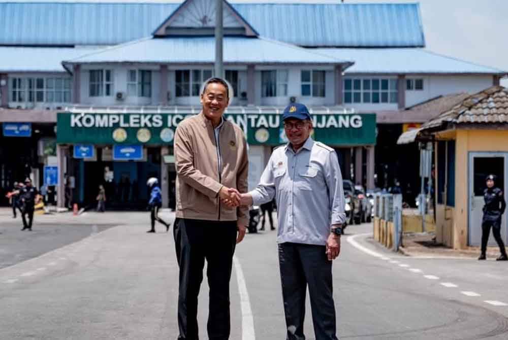 Anwar (kiri) dan Srettha (kiri) semasa lawatan kerja bersama-sama di Kompleks Kastam, Imigresen, Kuarantin di Sungai Golok di Narathiwat pada Sabtu.