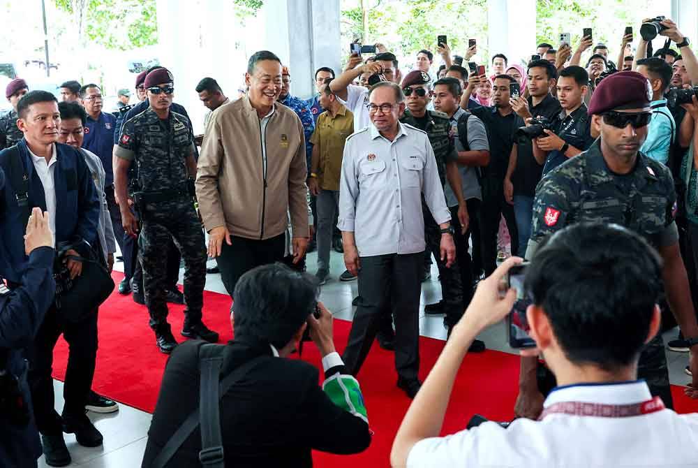 Anwar ketika menghadiri mesyuarat dua hala bersama rakan sejawatnya dari Thailand, Srettha Thavisin di Kompleks Apam Putra, Pejabat Tanah dan Jajahan Pasir Mas hari ini. - Foto: Bernama