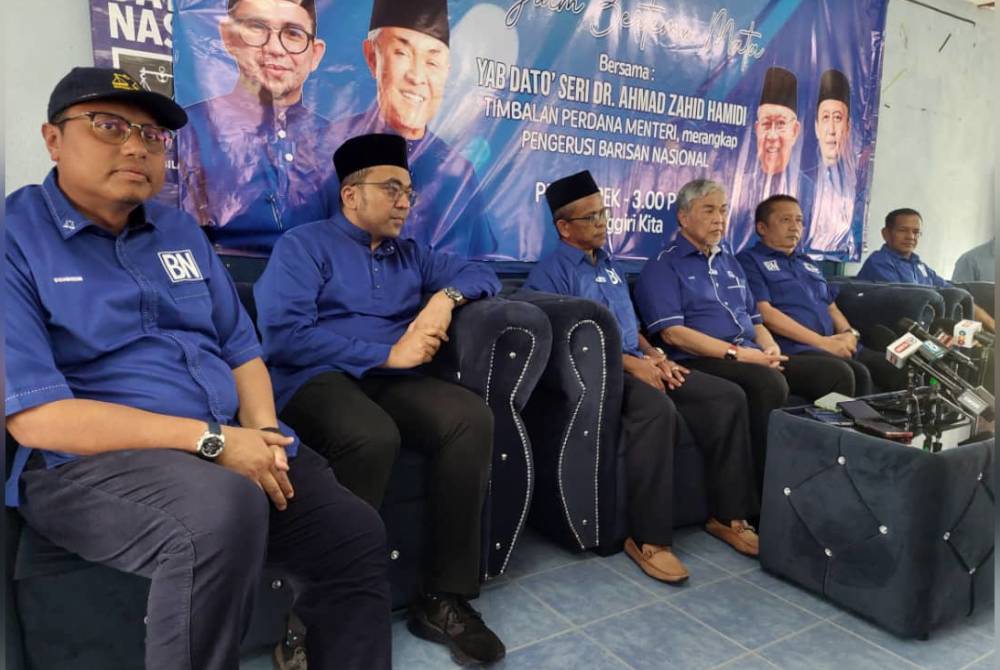 Ahmad Zahid (tiga dari kanan) dan Che Ariffin (tiga dari kiri) dalam sidang media di PDM Jerek pada Sabtu.