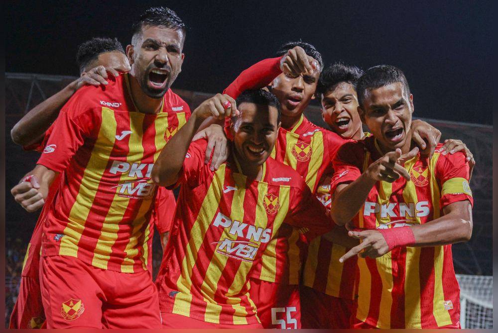 Pemain Selangor FC meraikan jaringan ketika menentang Terengganu FC pada aksi separuh akhir kedua Piala FA di Stadium Pembandaran Petaling Jaya malam ini. Foto Bernama