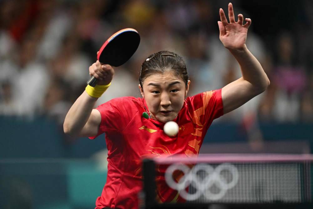 Aksi Chen Meng ketika menentang pemain nombor satu dunia Sun Yingsha dalam perlawanan final pingpong di Sukan Olimpik Paris 2024 pada Sabtu. Foto AFP