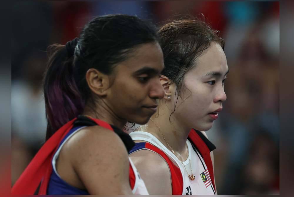 Pearly-Thinaah sebak selepas tewas kepada beregu wanita Jepun Nami Matsuyama dan Shiharu Shida bagi perebutan pingat gangsa acara badminton Sukan Olimpik Paris 2024 di Arena Porte De La Chapelle hari ini. Foto Bernama