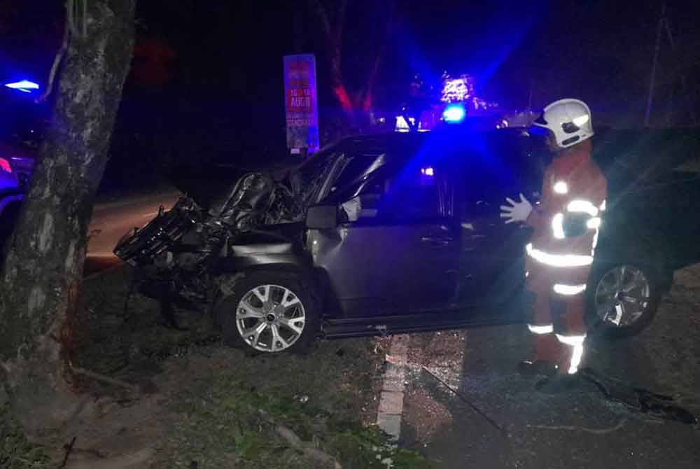 Pasukan bomba mengeluarkan mangsa dari kenderaan pacuan empat roda yang terlibat dalam kemalangan di Batu 3 Jalan Utara Sandakan.