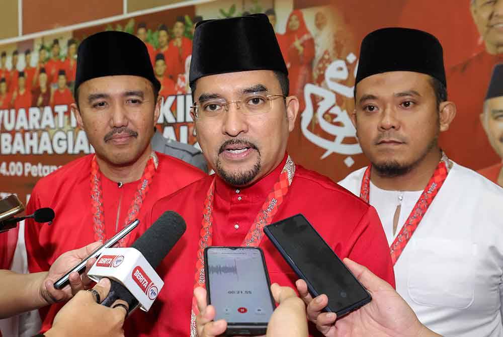 Asyraf Wajdi (tengah) ketika ditemui pemberita selepas hadir pada Mesyuarat Perwakilan UMNO Bahagian Kulai di Dewan Raya Putra, Bandar Putera pada Sabtu. Foto Bernama