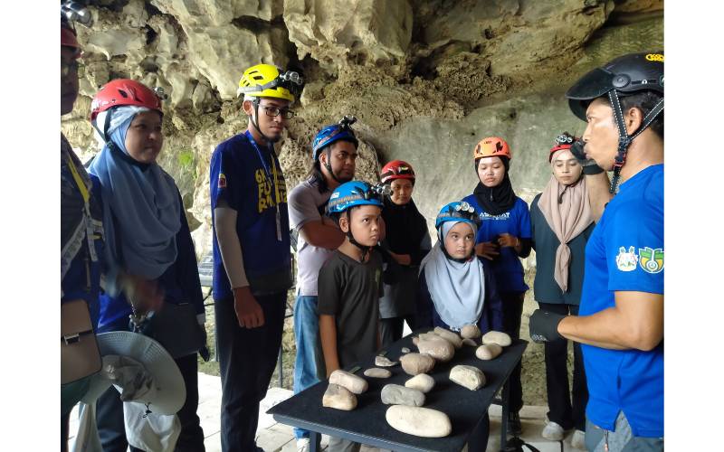 Pengunjung diberikan penerangan mengenai batuan dan fosil yang terdapat di gua Masoorat sempena #BerbudiBersama anjuran Khazanah Nasional Berhad (Khazanah) yang diadakan Masoorat Heritage Park di sini pada Sabtu.