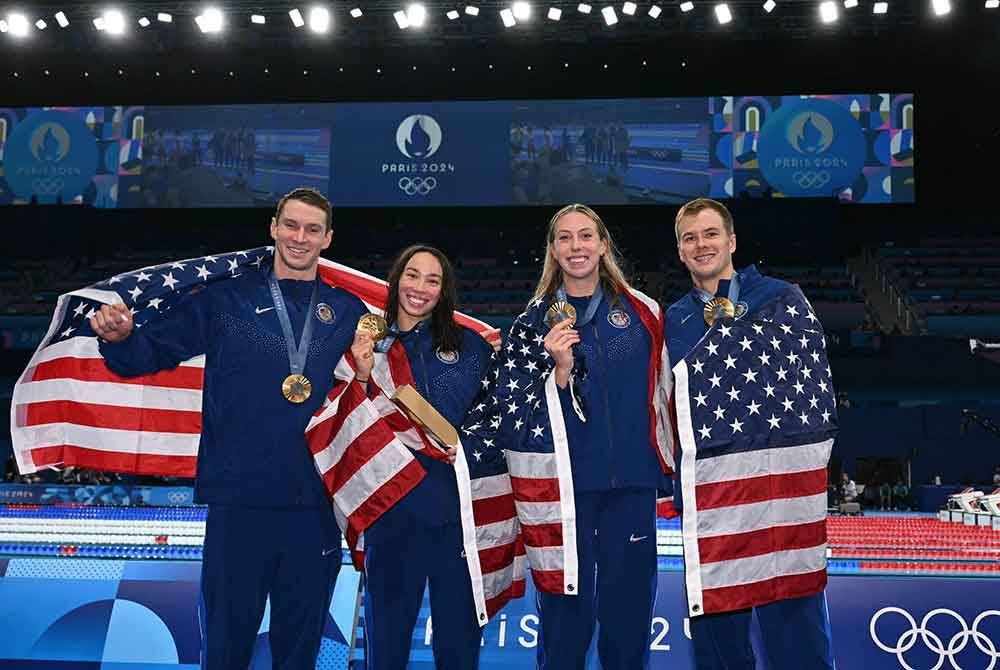 Dari kiri Ryan Murphy, Torri Huske, Gretchen Walsh dan Nic Fink meraih emas acara 4x100m rampaian berganti-ganti campuran sekali mencipta rekod baharu dunia. - Foto: AFP