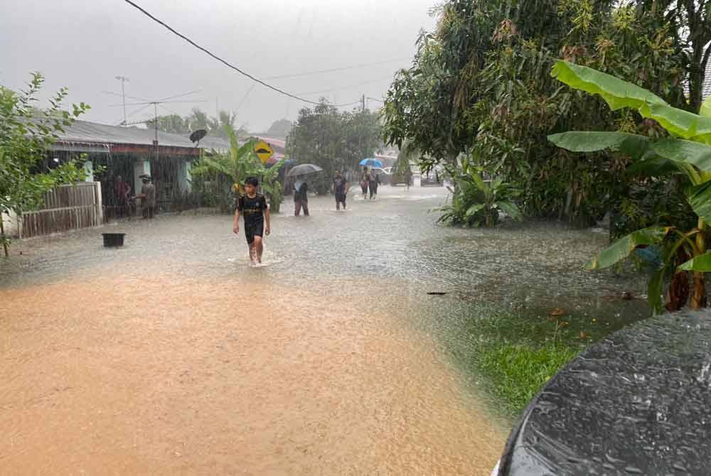 Sebanyak 18 rumah penduduk di Kampung Sri Behrang dinaiki air akibat hujan lebat berterusan lebih lima jam pada Ahad. - Foto: APM