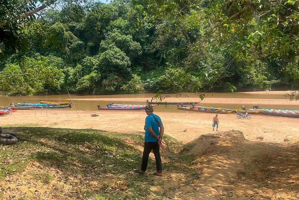 Dataran berpasir yang luas sehingga membentuk beberapa beting pasir selebar kira-kira 100m dan 200m panjang di Sungai Tembeling, Jerantut akibat cuaca panas melampau dan kering sejak April lepas, memberi kesan kepada penduduk pedalaman Kampung Gusai. Foto Bernama