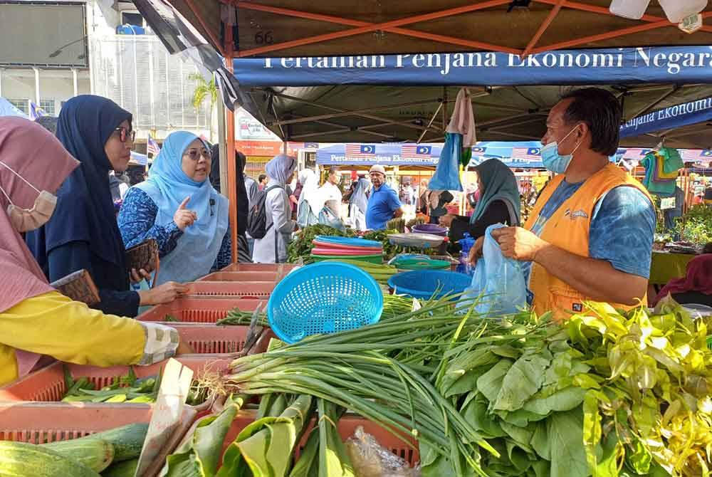 Fuziah bertanyakan sesuatu kepada peniaga sayur ketika mengadakan sesi libat urus SKDS 2.0 di Pasar Tani Pusat Transformasi Bandar (UTC) pada Ahad.