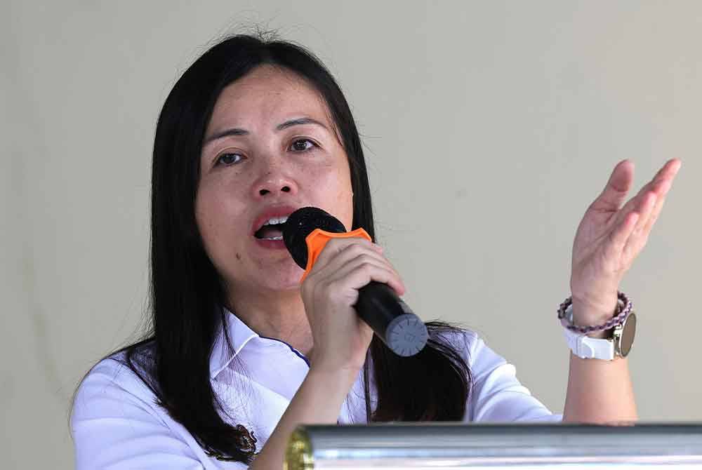 Nie Ching berucap pada Majlis Cemerlang Hari Ini, Gemilang Esok di Sekolah Menengah Kebangsaan Tunku Abdul Rahman Putra, Kulai pada Ahad. Foto Bernama