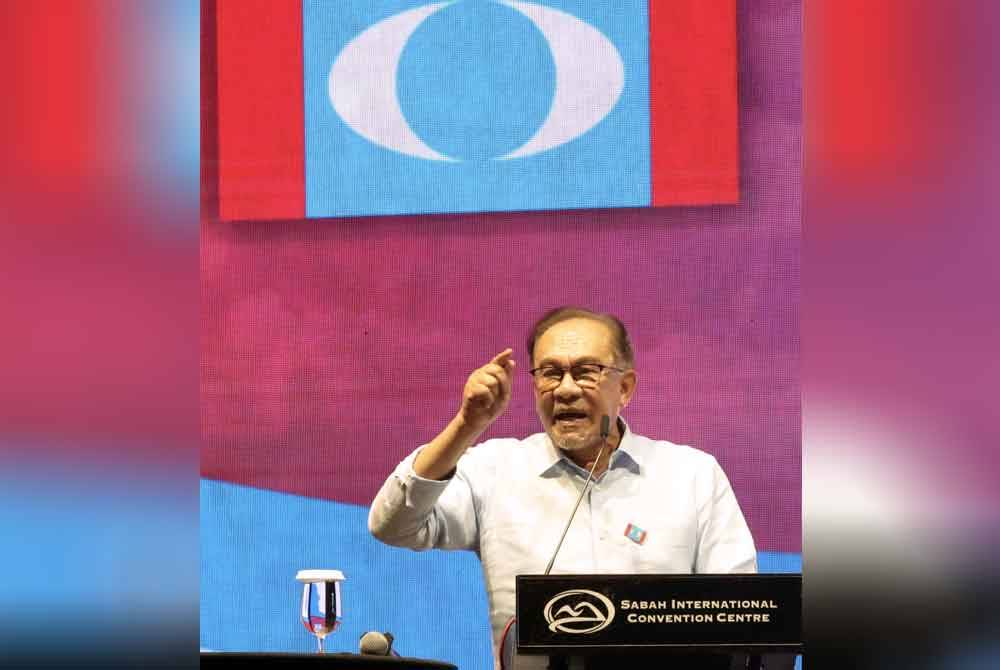 Anwar ketika menyampaikan ucapan pada Konvensyen Keadilan Sabah di Pusat Konvensyen Antarabangsa Sabah pada Ahad. Foto Bernama