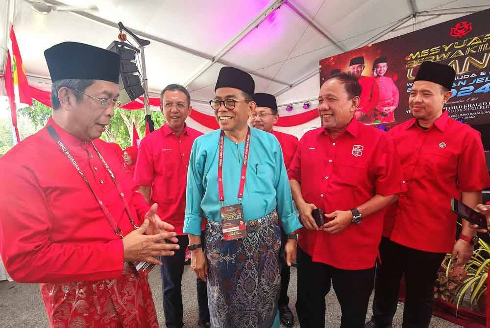 Mohamed Khaled (dua dari kiri) beramah mesra dengan pemimpin UMNO Negeri Sembilan. Turut kelihatan Jalaluddin (kiri).