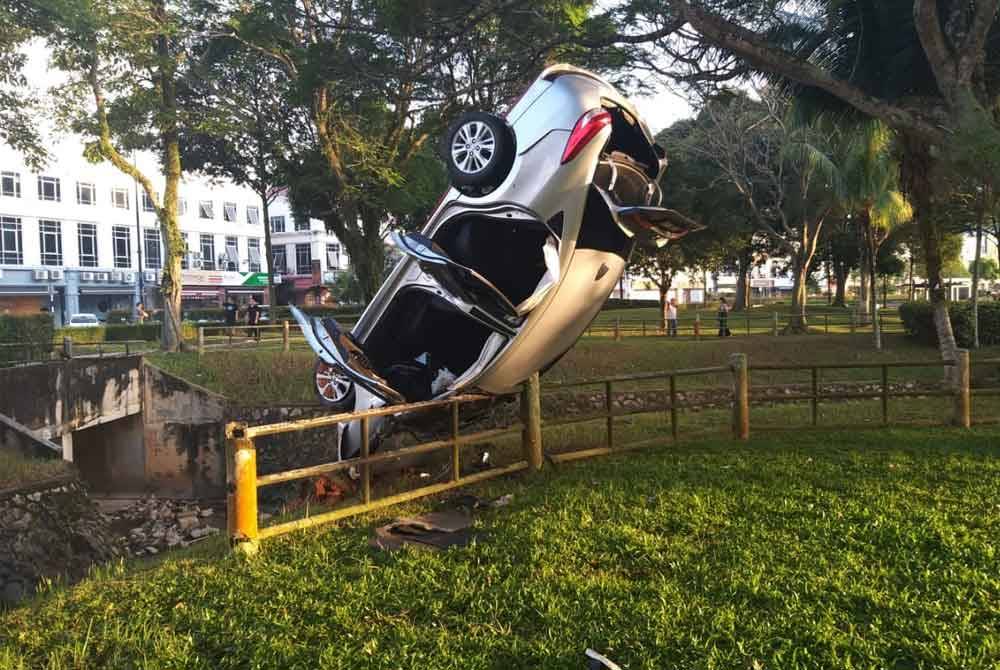 Keadaan kereta yang dipandu mangsa dan rakannya dalam kemalangan di Bulatan Persiaran Indah awal pagi Ahad. - Foto: IPD Iskandar Puteri