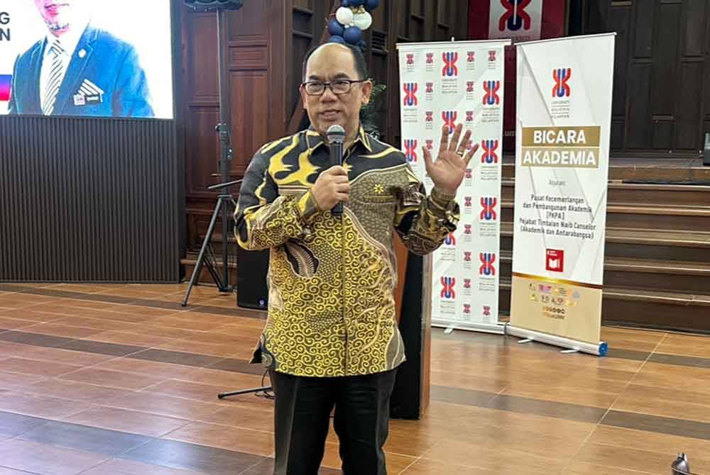 Mohammad Shatar ketika program Bicara Akademia: The Survival of Teaching And Learning of Higher Education in The Future di Universiti Malaysia Kelantan (UMK), di sini, pada Ahad.