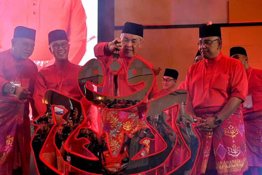 Ahmad Zahid (tengah) ketika merasmikan Mesyuarat Perwakilan UMNO Bahagian Kota Raja, hari ini. - Foto: Bernama