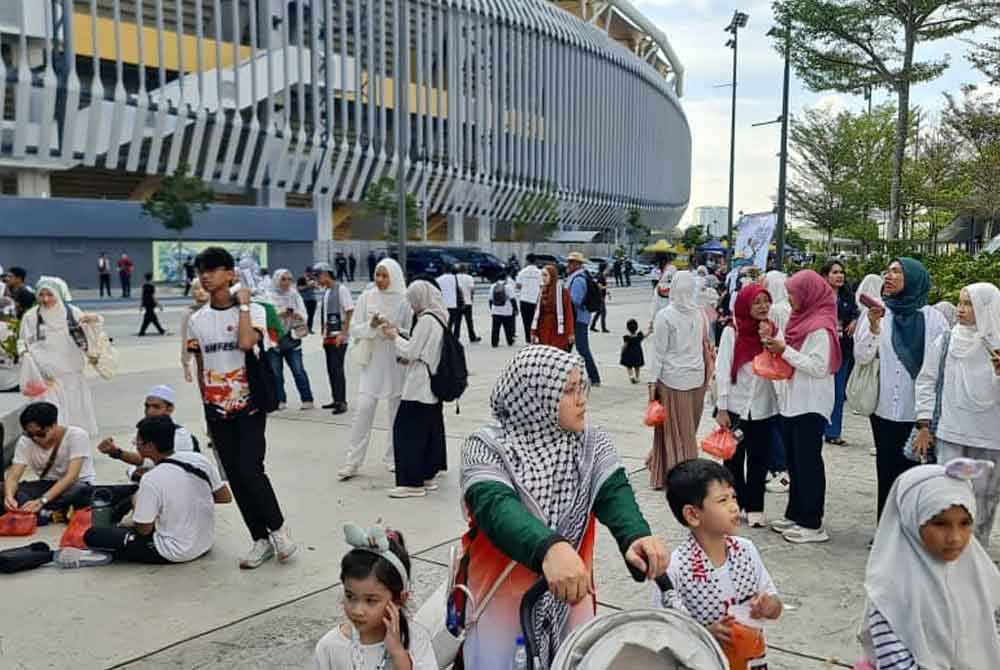 Rakyat Malaysia berpakaian serba putih hadir menyertai Himpunan Pembebasan Palestin di Axiata Arena, Bukit Jalil, pada Ahad.