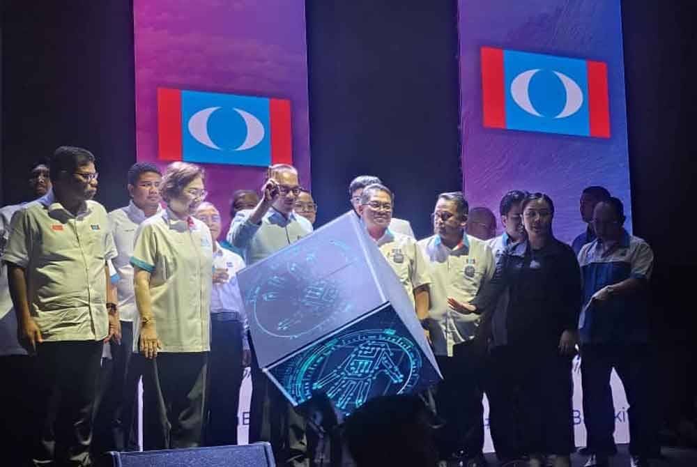 Anwar menyempurnakan perasmian Deklarasi Kinabalu sempena Himpunan Perdana Rakyat yang berlangsung di Pusat Konvensyen Antarabangsa Sabah (SICC), Kota Kinabalu.