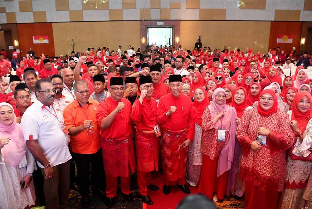 Ahmad Zahid (lima dari kanan) dan Tengku Zafrul lima dari kiri) bergambar bersama para perwakilan pada Majlis Perasmian Mesyuarat Perwakilan UMNO Bahagian Kota Raja, hari ini. Foto Bernama