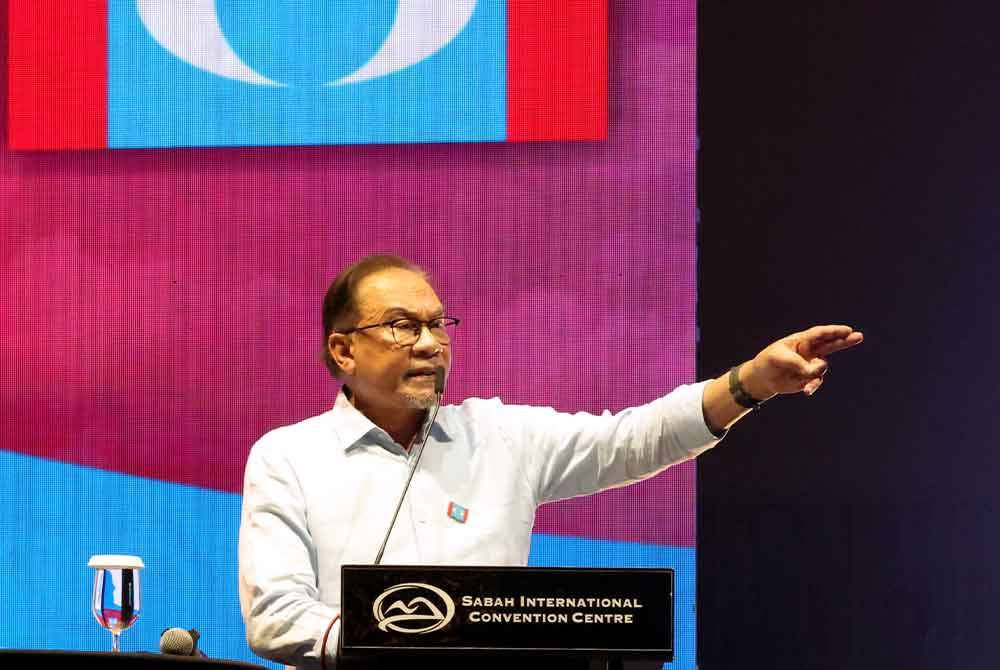 Anwar ketika menyampaikan ucapan pada Konvensyen Keadilan Sabah di Pusat Konvensyen Antarabangsa Sabah pada Ahad. Foto Bernama