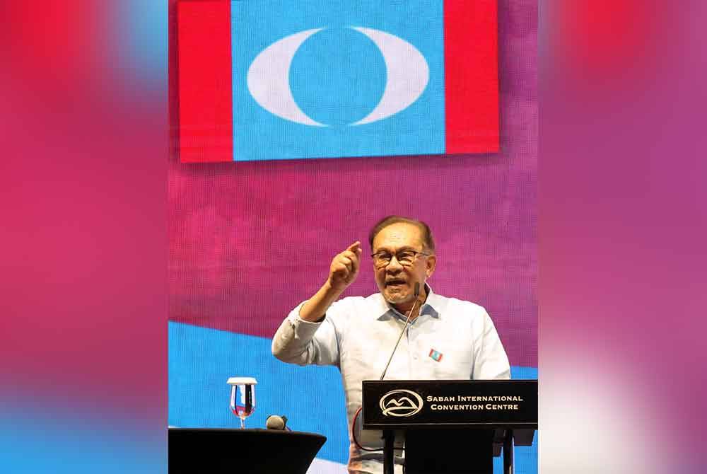 Anwar ketika menyampaikan ucapan pada Konvensyen Keadilan Sabah di Pusat Konvensyen Antarabangsa Sabah pada Ahad. Foto Bernama