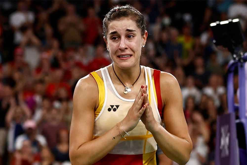 Marin berterima kasih kepada penonton ketika keluar dari gelanggang apabila terpaksa menarik diri ketika aksi separuh akhir menentang Bing Jiao berikutan kecederaan di Porte de la Chapelle Arena, Paris. Foto AFP