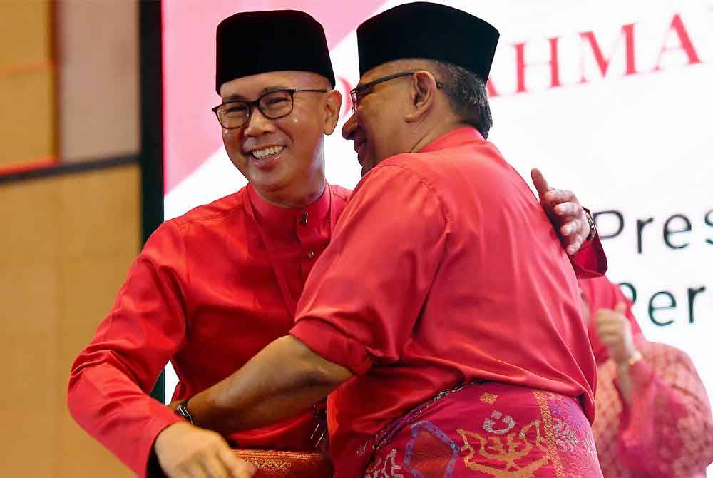 Tengku Zafrul (kiri) berpelukan bersama Megat Zulkarnain (kanan) pada Majlis Perasmian Mesyuarat Perwakilan UMNO Bahagian Kota Raja, hari ini. Foto Bernama