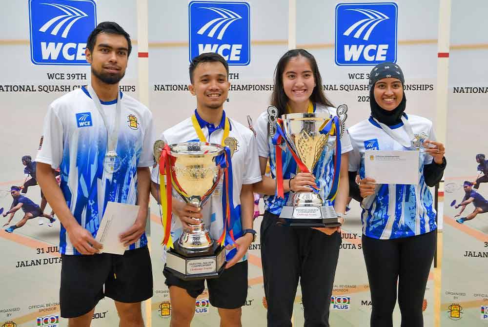 Addeen Idrakie (dua, kiri) dan Aira (dua, kanan) bersama piala pada Kejuaraan Skuasy Kebangsaan 2024 di Pusat Skuasy Nasional pada Ahad. Foto: Bernama