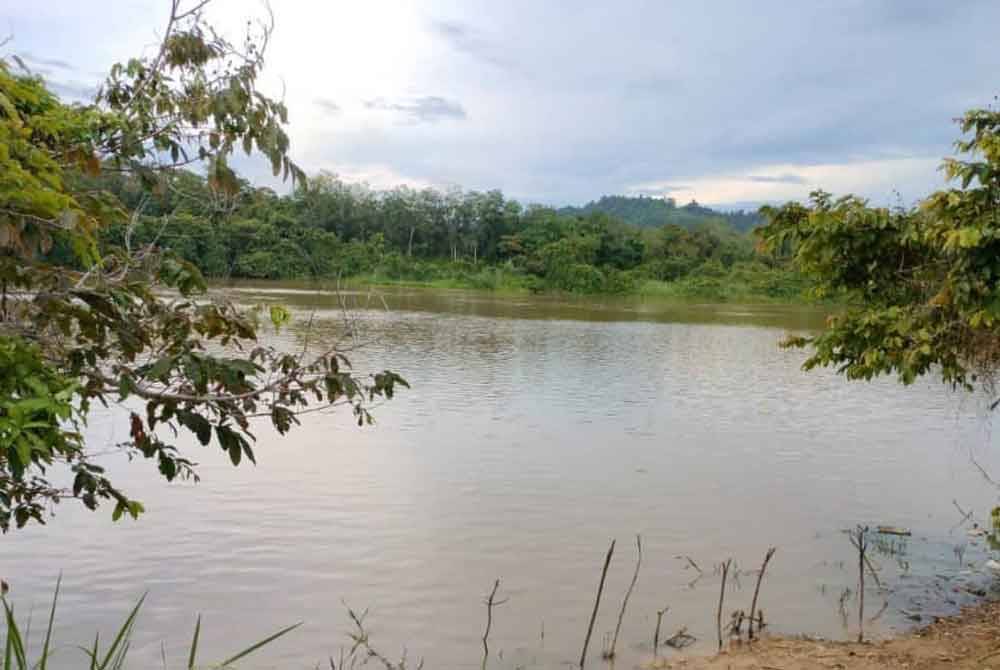 Seorang lelaki dikhuatiri lemas dalam sungai di Jalan Kampung Wang Tepus, Bukit Tembaga, Kampung Empa pada Ahad.